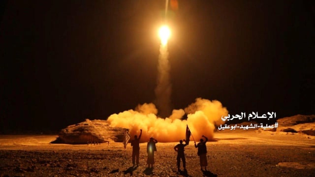 Houthi tembakkan rudal ke Saudi (Foto: Reuters/ Houthi Military Media Unit)