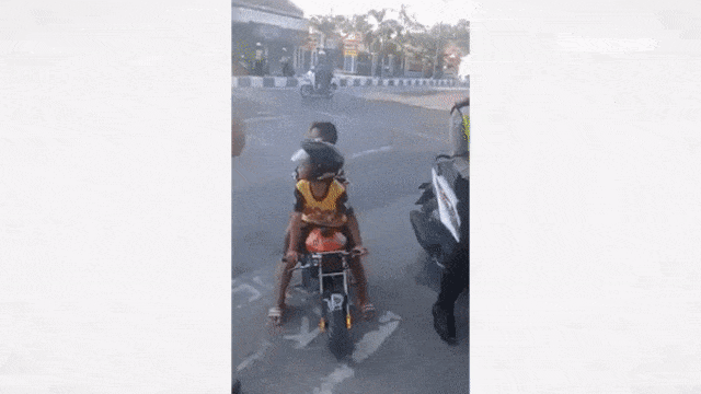 Anak-anak naik motor kecil (Foto: Others/Facebook @Ayuk Santikah Ayuk)