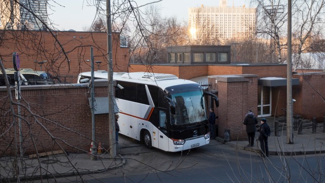 Diplomat AS tinggalkan Rusia. (Foto: AP Photo/Pavel Golovkin)