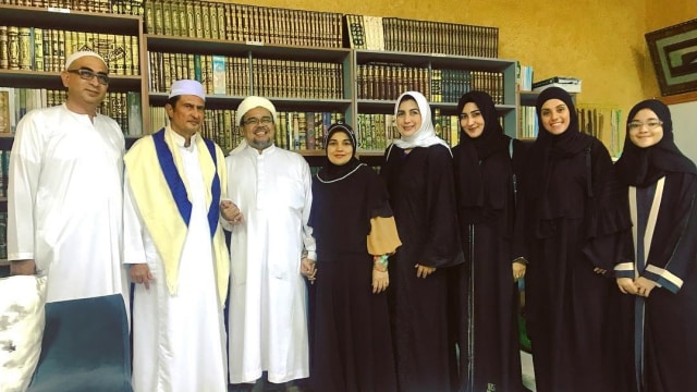 Tania Nadira bertemu Habib Riziek saat Umrah. (Foto: Instagram @tanianadiraa)