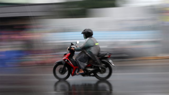 Ilustrasi pengendara motor saat hujan. (Foto: Aditia Noviansyah/kumparan)