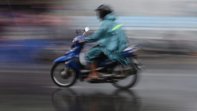 Ilustrasi pengendara motor saat hujan. Foto: Aditia Noviansyah/kumparan