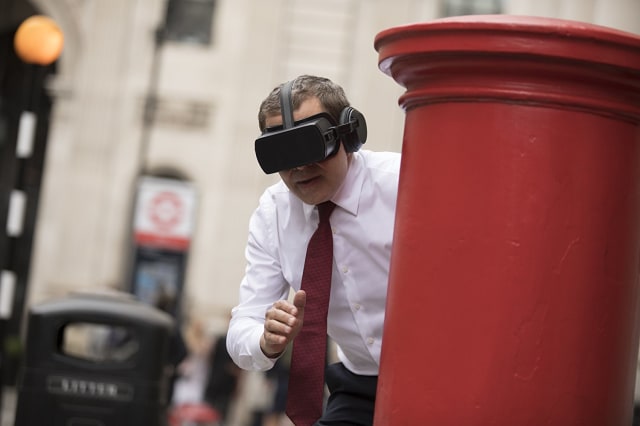 Johnny English memakai perangkat VR (Foto: Focus Feature)