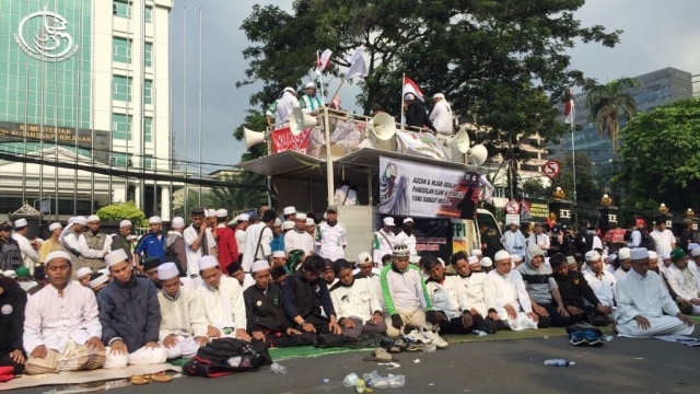 Massa aksi salat Ashar di depan gedung KKP. (Foto: Fachrul Irwinsyah/kumparan)