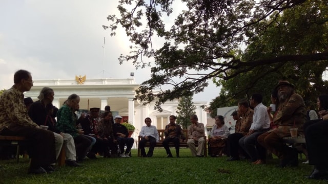 Sastrawan Aceh Bacakan Puisi untuk Jokowi. (Foto: Jihad Akbar/kumparan)