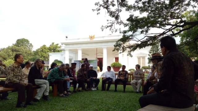 Sastrawan Aceh Bacakan Puisi untuk Jokowi. (Foto: Jihad Akbar/kumparan)