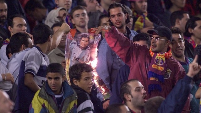Suporter Barcelona membakar foto Luis Figo. (Foto: Christophe Simon/AFP)