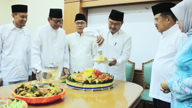 Yusuf Kalla, Zulkifli dan Pembina YPI Al Azhar (Foto: Dok. Istimewa)