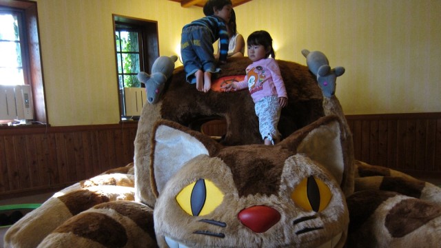 Anak-anak bermain di bus cat. (Foto: Flickr/Su-May​)