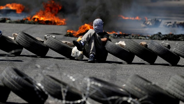 Demonstrasi di jalur Gaza. (Foto: Reuters/Mohamad Torokman )