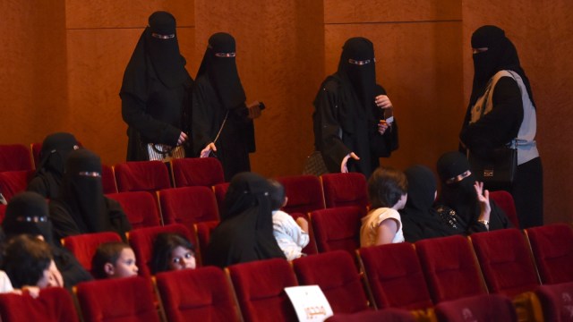 Ilustrasi warga Saudi di Bioskop. (Foto: AFP/Fayez Nureldine)
