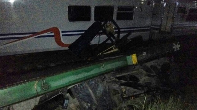Kecelakaan kereta Sancaka tabrak truk (Foto: Phaksy Sukowati/kumparan)
