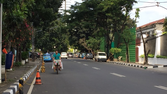 Beberapa mobil terparkir di jalan Senopati. Foto: Andreas Ricky/kumparan