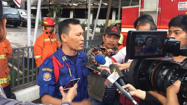 Perwira piket Sudin Damkar Jaksel, Moch Arief. (Foto: Andreas Ricky/kumparan)