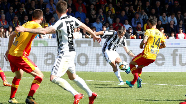 Dybala mencetak gol ke gawang Benevento. (Foto: Reuters/Ciro De Luca)