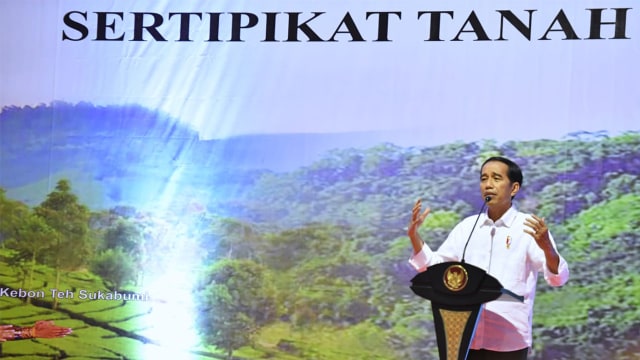 Jokowi bagi-bagi sertifikat tanah di Sukabumi (Foto: Others/Dok. Biro Pres Kepresidenan)