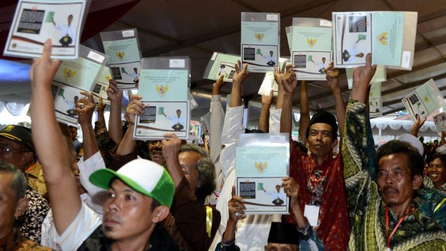 Jokowi bagi-bagi sertifikat tanah di Sukabumi (Foto: Others/Dok. Biro Pres Kepresidenan)