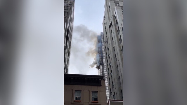 Kebakaran di lantai 50 menara trump di New York (Foto: Others/Twitter @brightbazaar)