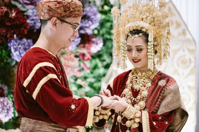 Suntiang Minang (Foto: Bridestory.com)