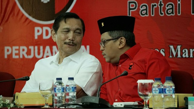 Luhut Binsar Panjaitan dan Hasto Kristiyanto Foto: Iqbal Firdaus/kumparan