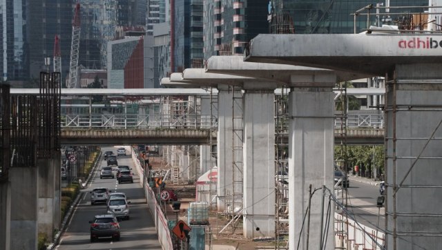 Pembangunan LRT Jabodebek di Jalan HR Rasuna Said (Foto: Nugroho Sejati/kumparan)