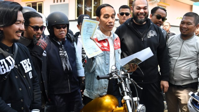 Jokowi touring di Sukabumi dengan motor emas. (Foto: Dok. Biro Pers Setpres)