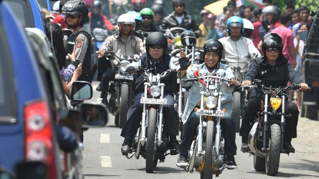 Jokowi touring di Sukabumi dengan motor emas. (Foto: Dok. Biro Pers Setpres)