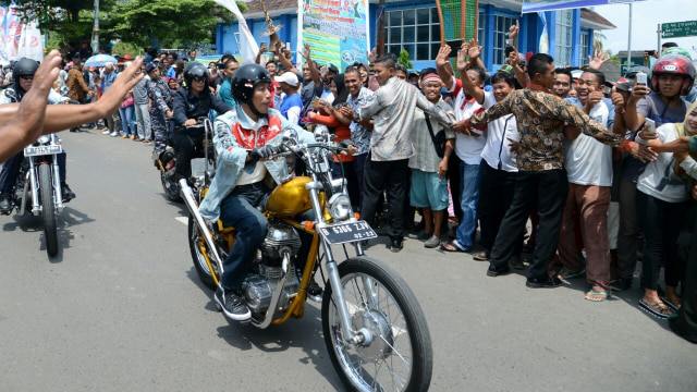 Jokowi touring di Sukabumi dengan motor emas. (Foto: Dok. Biro Pers Setpres)