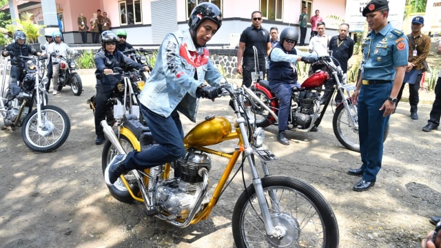 Jokowi touring di Sukabumi dengan motor emas. (Foto: Dok. Biro Pers Setpres)