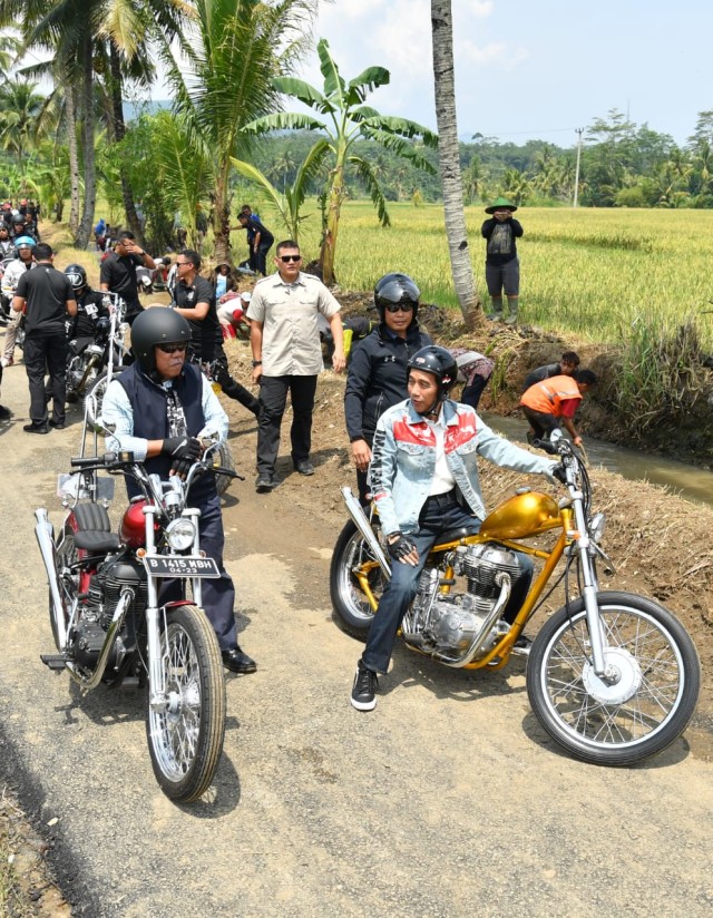 Jokowi dengan Motor Emas di Desa Citarik (Foto: Dok. Biro Pers Setpres)
