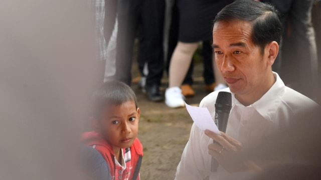 Jokowi Beri Makanan Tambahan di Sukabumi (Foto: Dok. Biro Pers Setpres)