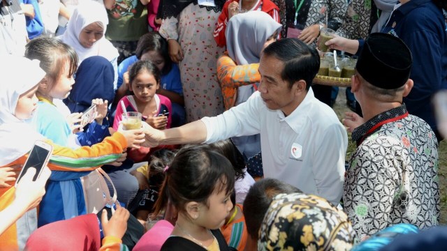 Jokowi Beri Makanan Tambahan di Sukabumi (Foto: Dok. Biro Pers Setpres)