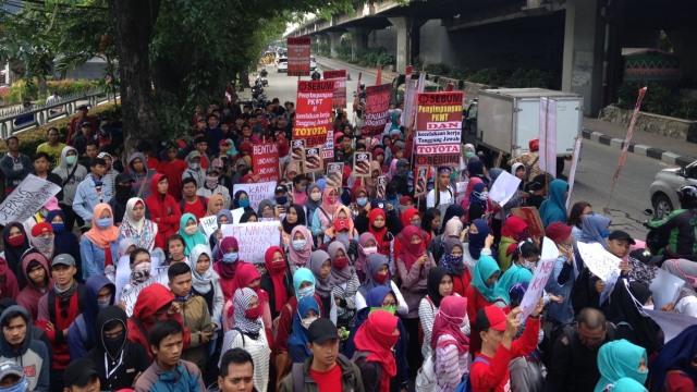 Ratusan Buruh Demo Toyota Sunter (Foto: Rina Nurjanah/kumparan)