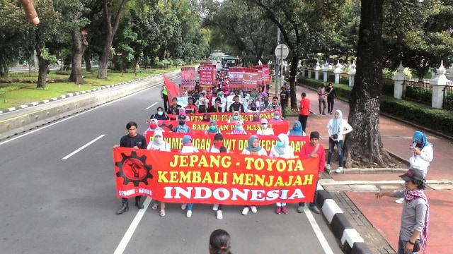 Ratusan Buruh Demo Toyota Sunter (Foto: Rina Nurjanah/kumparan)