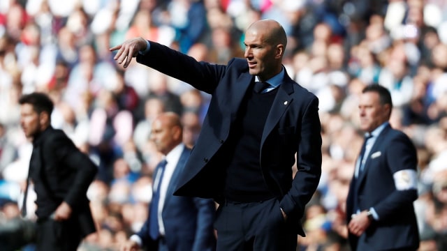 Zidane memberikan instruksi. (Foto: Reuters / Sergio Perez)