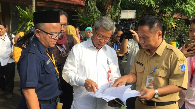 Irjen Kemendikbud pantau UNBK di SMAN 45 Jakarta. (Foto: Fachrul Irwinsyah/kumparan)