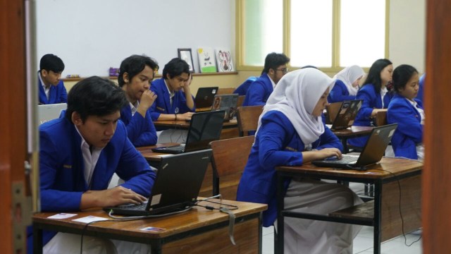 Siswa SMA Perguruan Cikini melaksanakan UNBK (Foto: Jamal Ramadhan/kumparan)