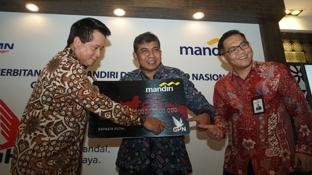 Penerbitan kartu Mandiri Debit berlogo nasional (Foto: Irfan Adi Saputra/kumparan)