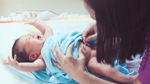 Merawat tali pusat bayi.  (Foto: Thinkstock)