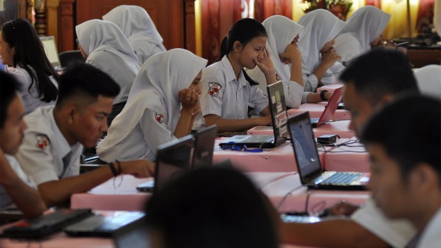 Siswa ikuti ujian nasonal berbasis komputer. (Foto: ANTARA FOTO/Prasetia Fauzani)