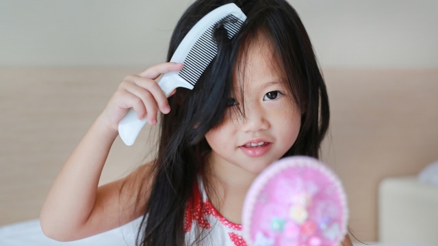 Anak menyisir rambut (Foto: Thinkstock)