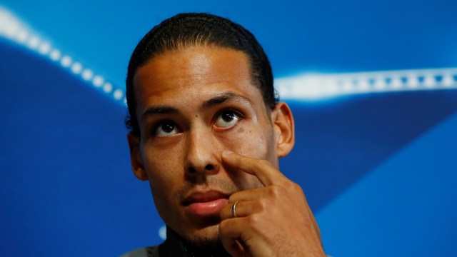 Van Dijk dalam konferensi pers Liga Champions. (Foto: Reuters/Jason Cairnduff)