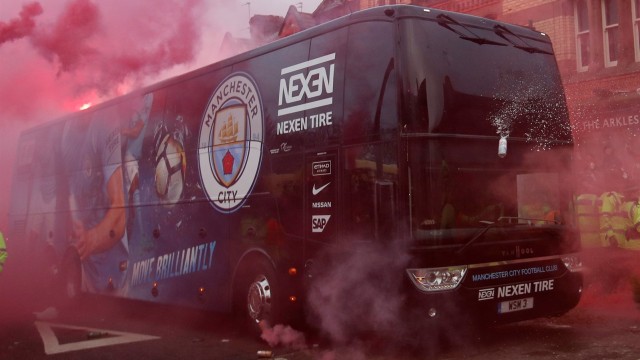 Teror terhadap bus tim Manchester City. (Foto: Reuters/Carl Recine)