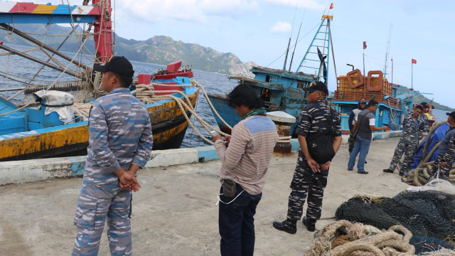 KRI Halim Perdanakusuma Tangkap 4 Kapal Asing (Foto: Dok. Dispen Koarmabar)