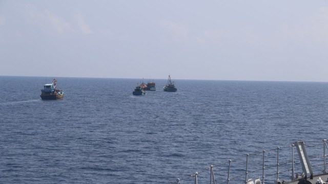 KRI Halim Perdanakusuma Tangkap 4 Kapal Asing (Foto: Dok. Dispen Koarmabar)