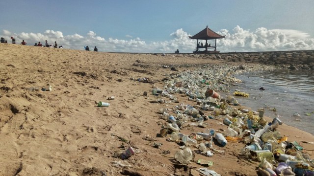 Sampah di pesisir pantai daerah Sanur, Bali. (Foto: Cisilia Agustina Siahaan/kumparan)
