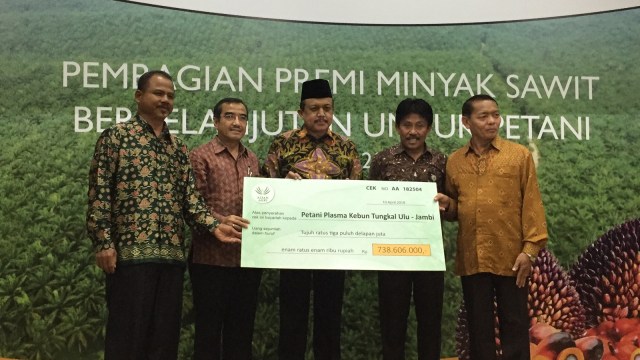 Asian Agri Beri Premi ke Petani Plasma Sawit  (Foto: Ema Fitriyani/kumparan)