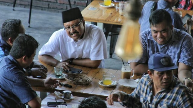 Gus Ipul ngopi bareng dan berdiskusi ringan (Foto: Phaksy Sukowati/kumparan)