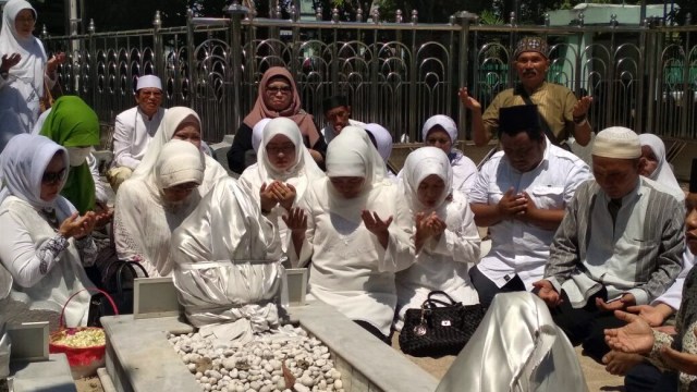 Khofifah Ziarah ke Makam Sunan Ampel (Foto: Phaksy Sukowati/kumparan)