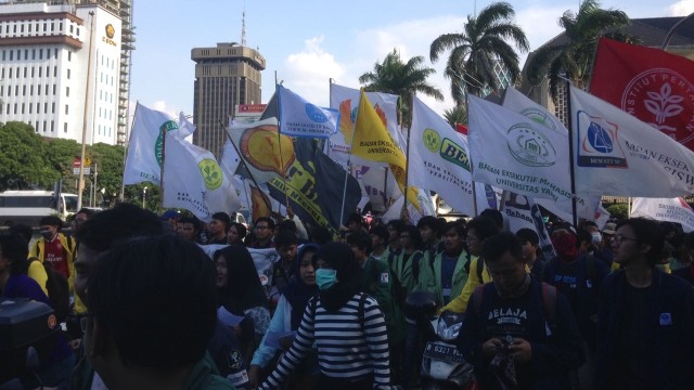 Demo BEM SI Tuntut Harga BBM Turun (Foto: Yuana Fatwalloh/kumparan)